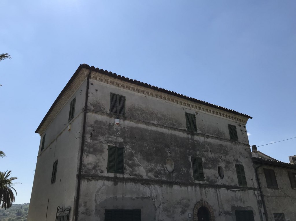 Edificio storico con corte a Cingoli (MC) Frazione Villa Strada