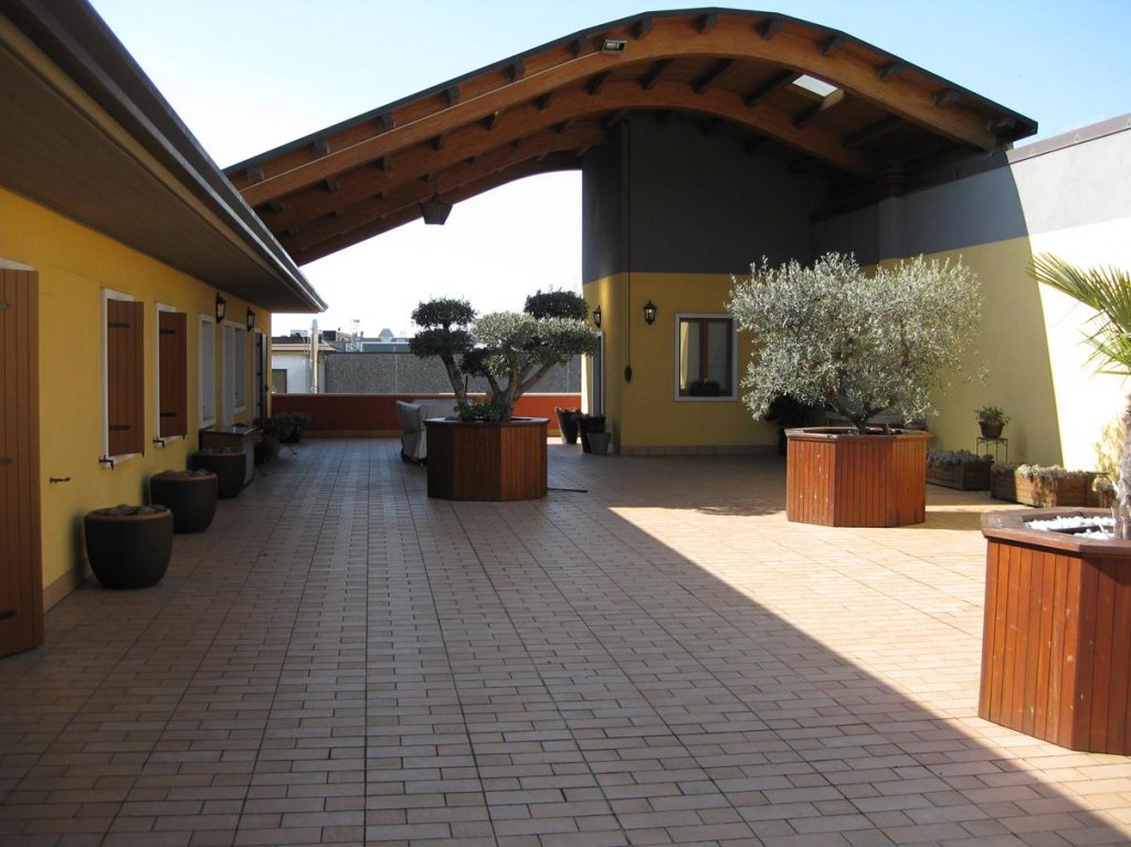 Complesso commerciale con abitazioni a San Giovanni Lupatoto (VR)