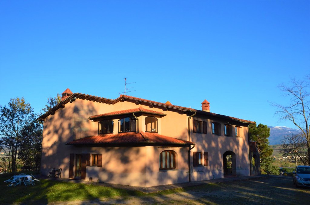 Farmhouse with dependance and agricultural lands in Figline-Incisa Valdarno (FI)