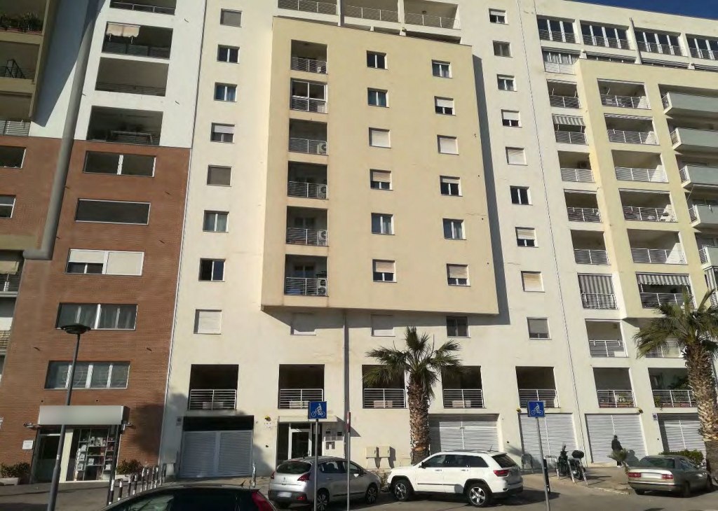 Appartamento uso ufficio con posto auto a Bari