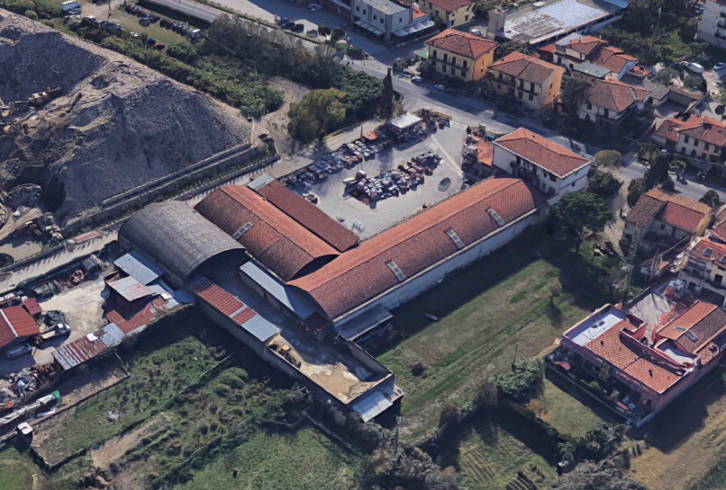Capannone con edificio residenziale e terreni a Campi Bisenzio (FI)