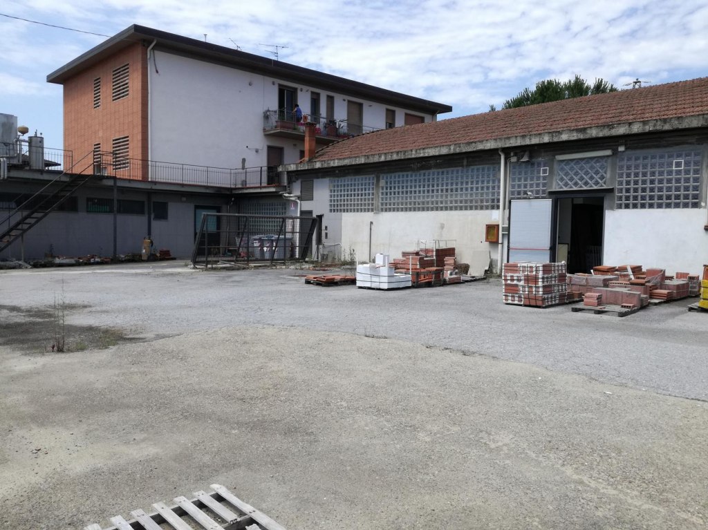 Capannone con edificio residenziale e terreni a Campi Bisenzio (FI)