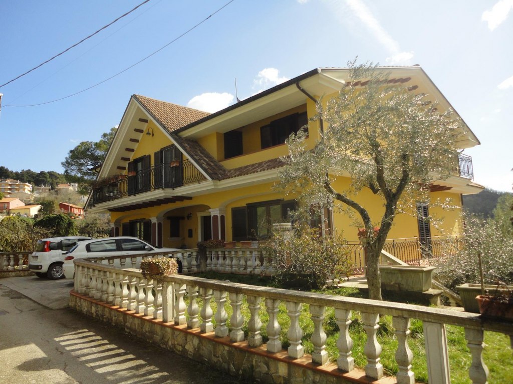 Villa with workshop in Montecalvo Irpino (AV) - SHARE 500/1000 - LOT 3