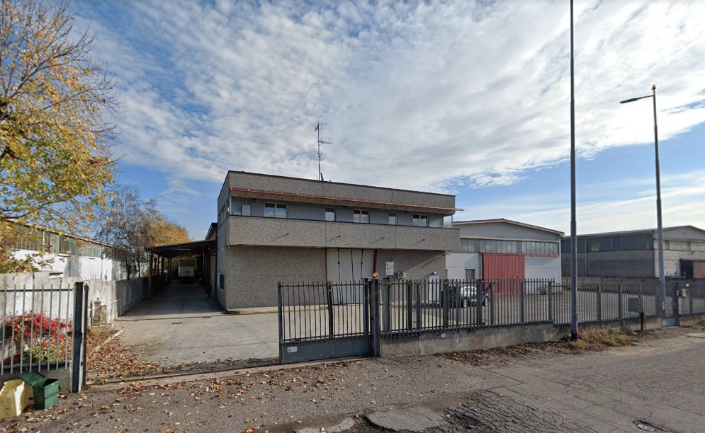 Industrial building with apartment in Bernate Ticino (MI)