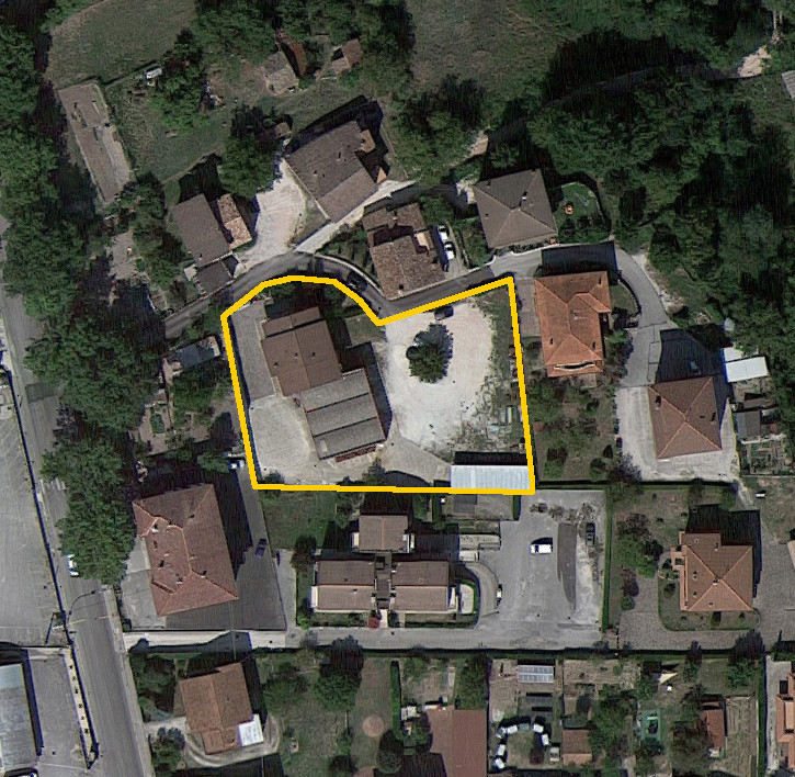 Opificio e tre appartamenti con terreno edificabile a Sassoferrato (AN)