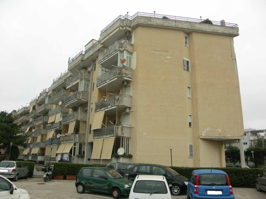 Ufficio uso appartamento con garage a Casoria (NA)