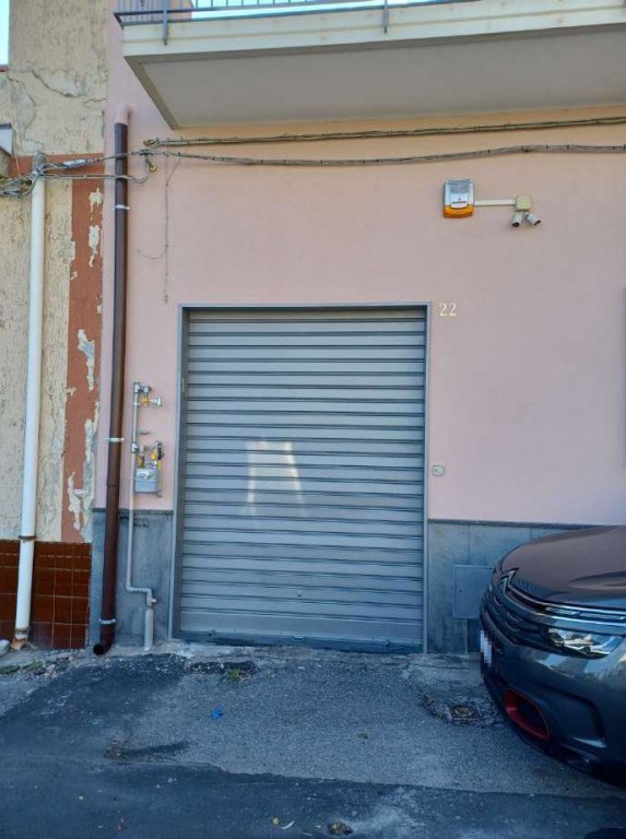 Edificio con due appartamenti ed un garage a Catania