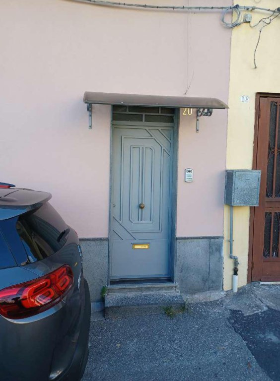 Edificio con due appartamenti e garage a Catania