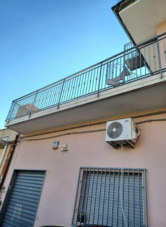 Edificio con due appartamenti ed un garage a Catania