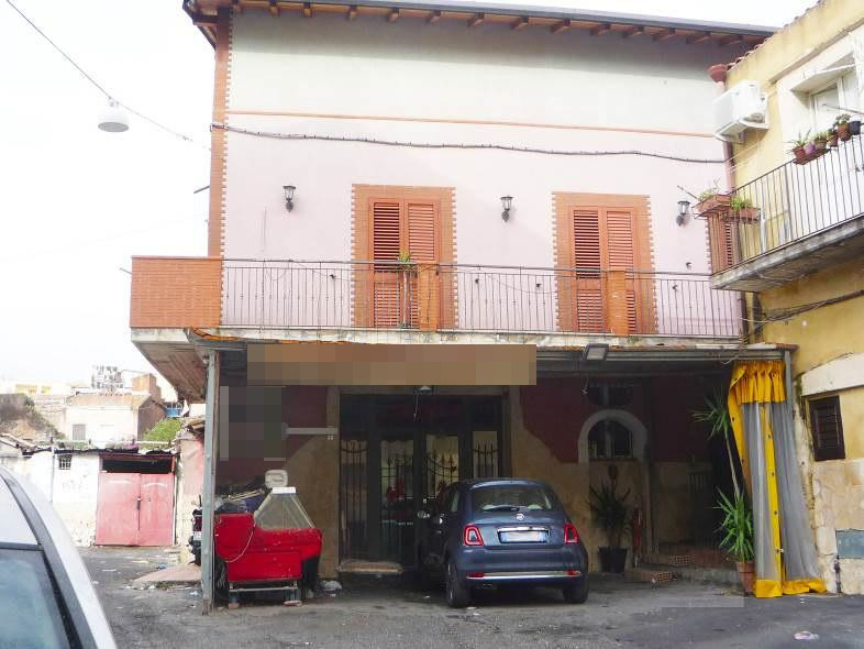 Appartamento e locale commerciale a Catania
