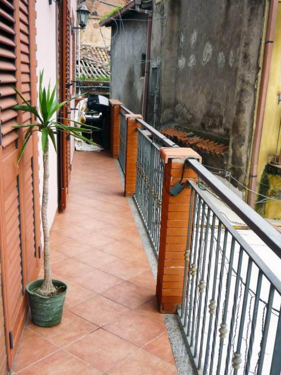 Appartamento e locale commerciale a Catania