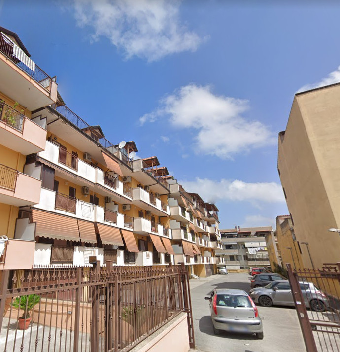 Appartamento con due posti auto scoperti a Giugliano in Campania (NA)