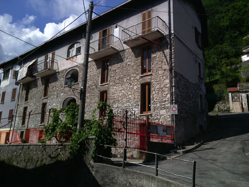 Edificio in ristrutturazione a Lasnigo (CO)