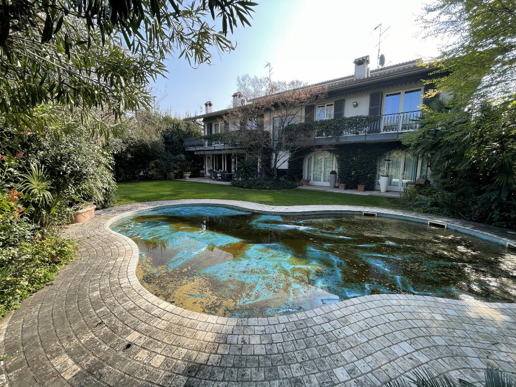 Complesso residenziale con due appartamenti, piscina e laboratorio a Castelnuovo del Garda (VR)