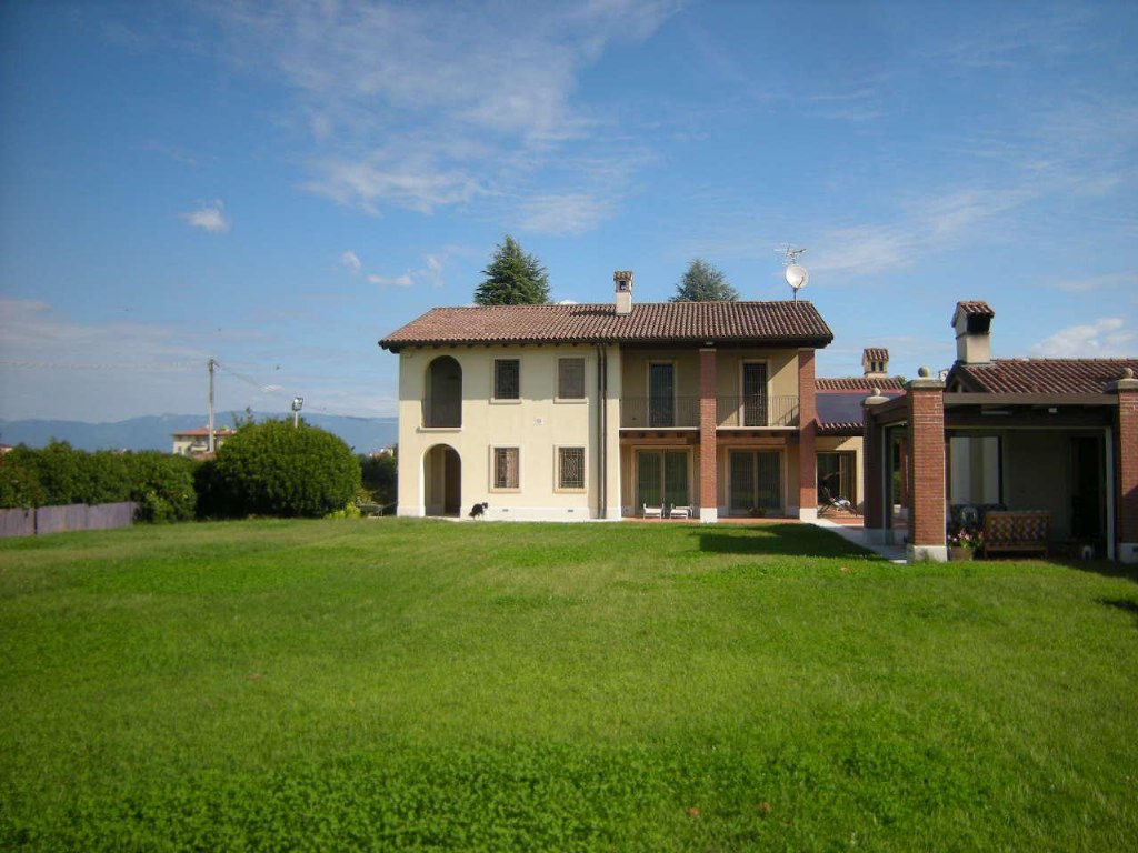Villa with external courtyard and covered swimming pool in Vicenza